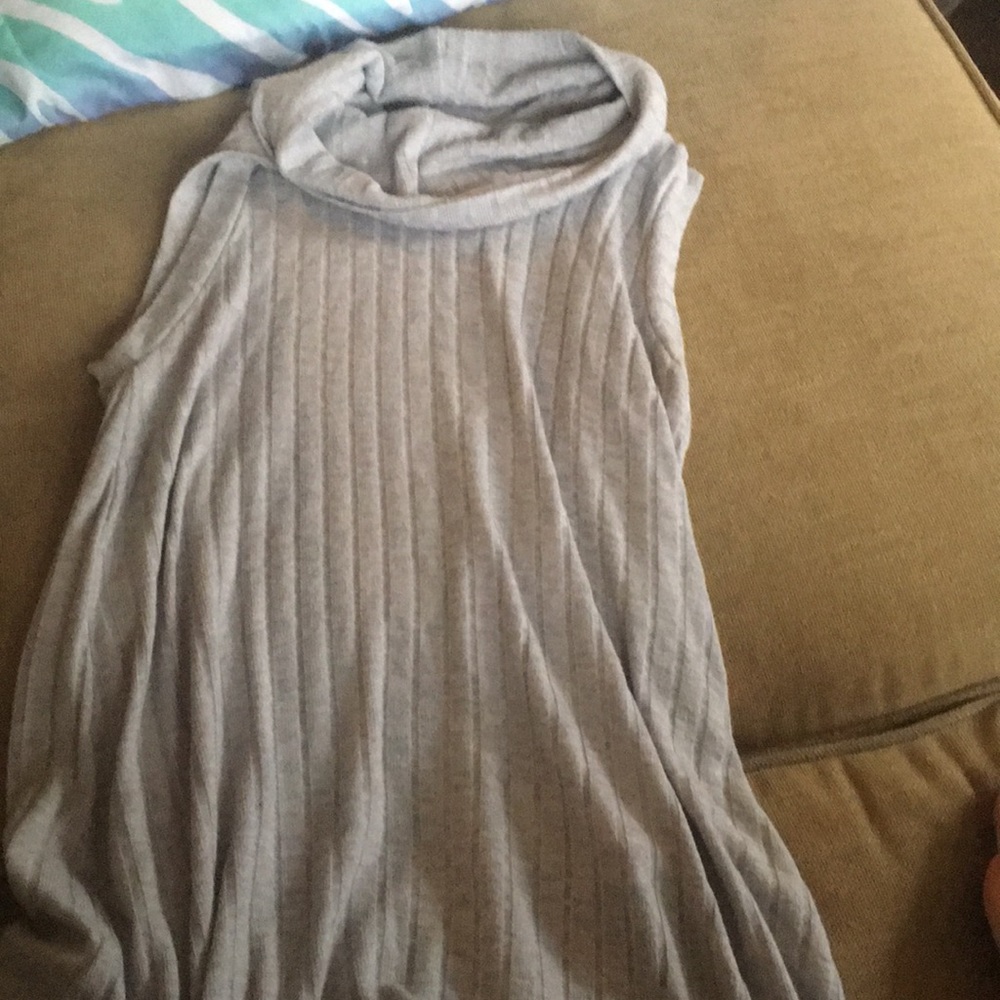 Sleeveless Turtle Neck